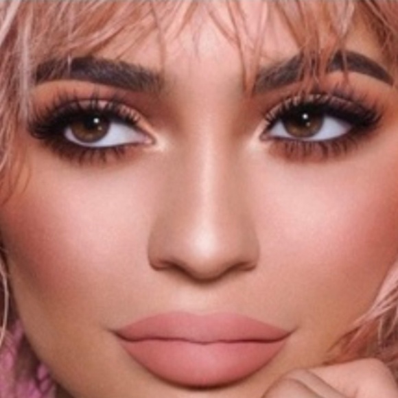 🍓Kylie Jenner Pressed Illuminating Powder🍓 - Picture 2 of 3